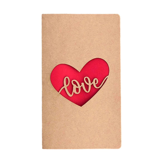 Tarjeta que Tiene un Corazon con la Palabra Love Adentro